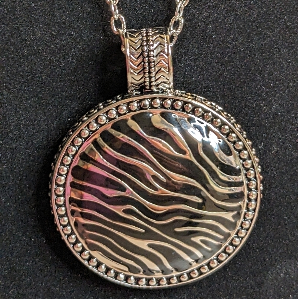 Premiere Designs Silver Tone Animal Print Pendant‎ Necklace